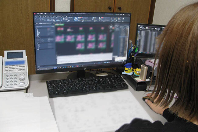 CADを活用して型枠の設計を行う様子