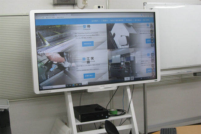 ブレーンストーミングに活用している電子黒板