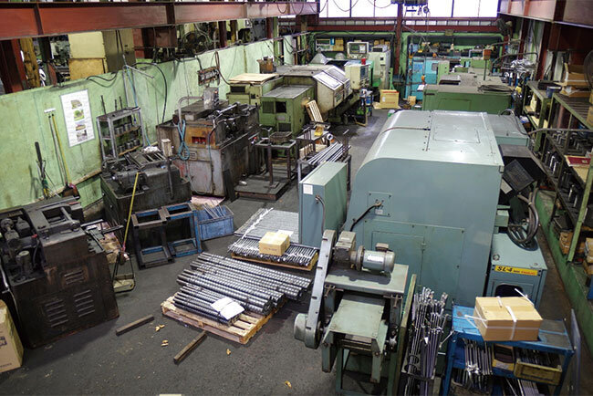 並ぶ機械の多さがカナックスの多彩な加工力を示す