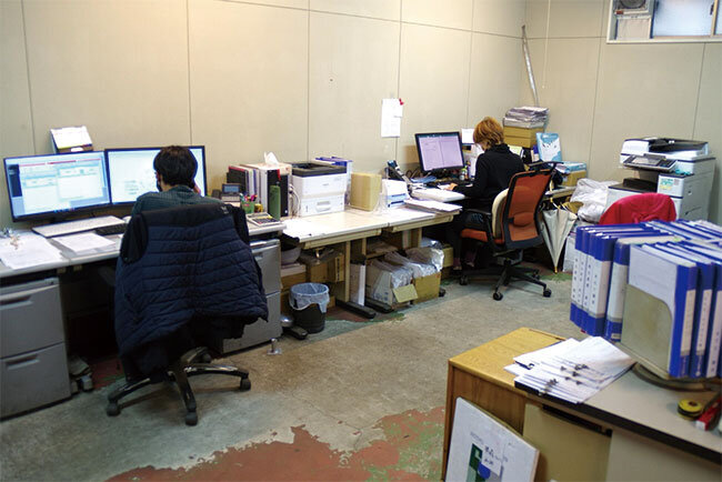 カナックスの事務所ではパソコンや複合機を活用して設計や事務などを行っている