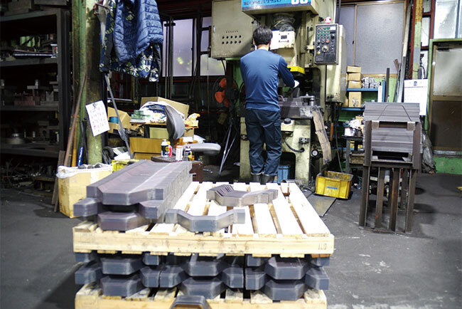 カナックスの工場にあるプレス機