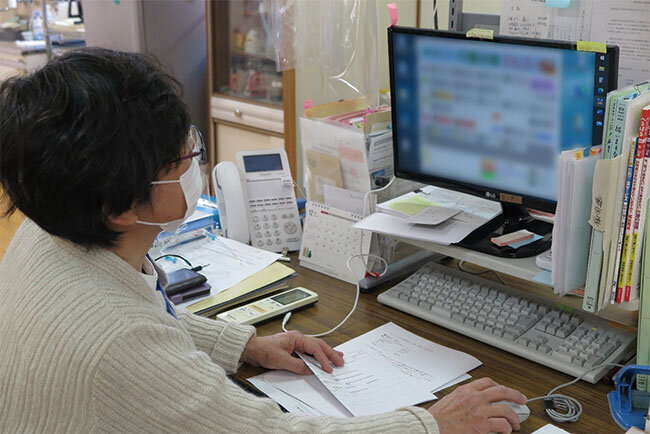 年配の職員でも使いやすいICT機器が求められている