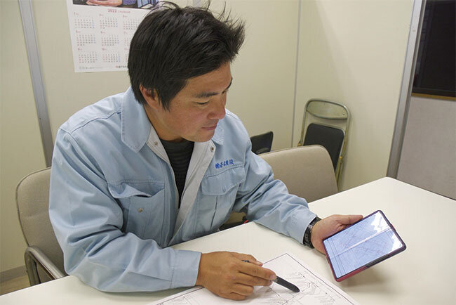 スマホで施工図面を見る上土井さん