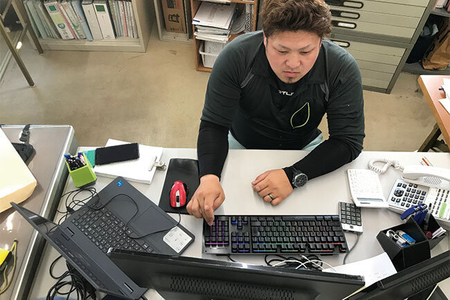 パソコンに向って写真の整理をする従業員