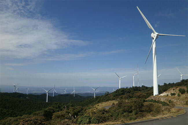 青山高原に建つ風力発電設備