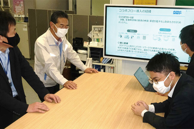 電子黒板を使ったスタンディングミーティング。すぐに行えるのが魅力だ