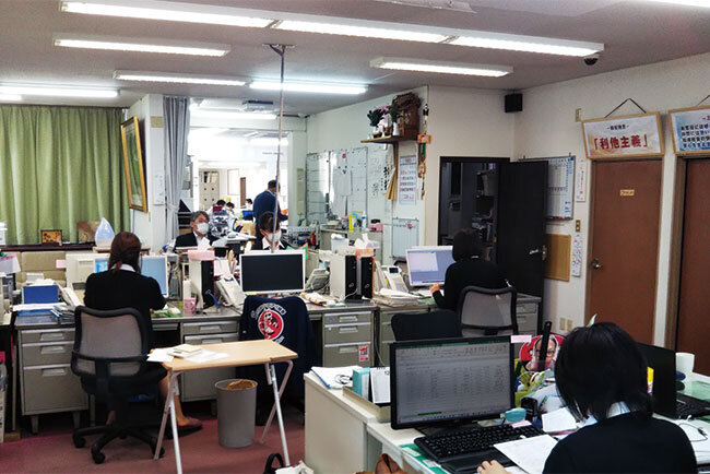 仕切りがなくコミュニケーションが取りやすい設計になっているこだまの本社