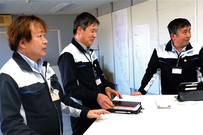 左から生産管理Gグループマネージャー坂中さん、調達Gグループマネージャー森さん、調達部長野呂さん