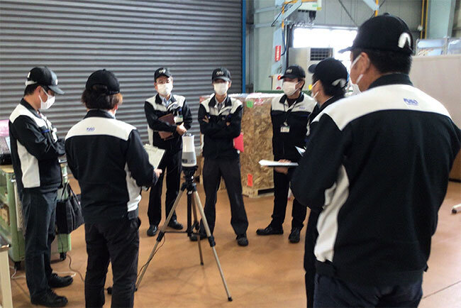 工場では360°カメラを囲んで打ち合わせに参加、発言すると自動的に本社のディスプレーに大きく映し出される。