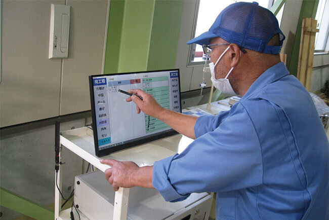 生産現場で工程の完了を入力する様子