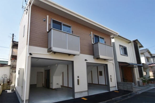 ガレージ付きアパート