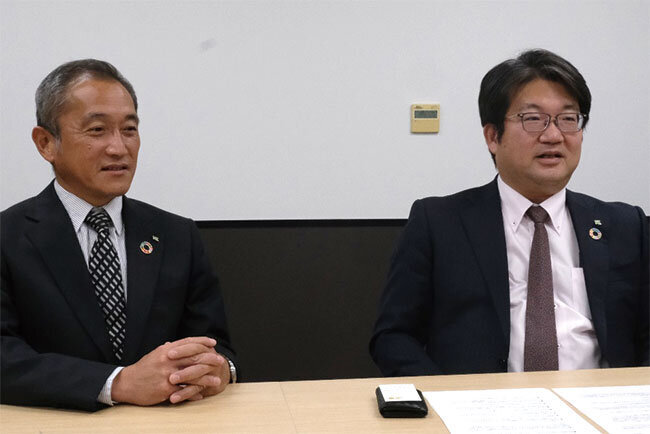 岸本社長（右）と安留賢二常務取締役（左）