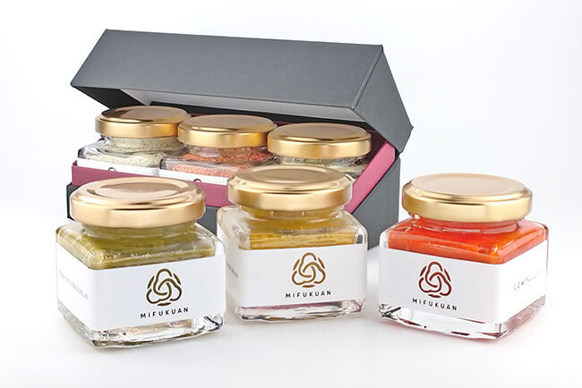 川原食品の川原啓秀社長は近年、柚子こしょうを前面に、首都圏の和食、フレンチ、イタリアンなどの有名レストランのほか、百貨店、高級スーパー、グレードが高いホテルへの働きかけを強化してきた。要求水準の高い一流のシェフやバイヤーに認めてもらってこそ、付加価値の高い調味料としてのブランドを確立できると考えたからだ。