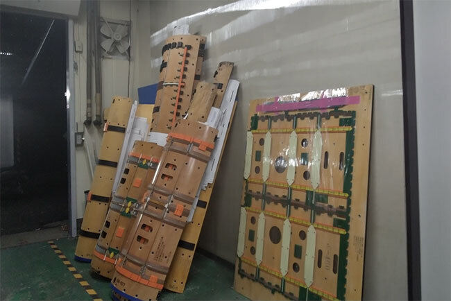 工場の壁に立てかけられた抜型。手前が平抜型で奥が円筒抜型