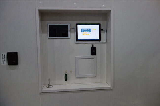本社の入口に設置されている勤怠管理システムの入力端末