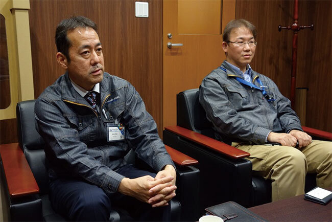 グループウェア導入の効果について話す佐藤社長（左）と田村部長