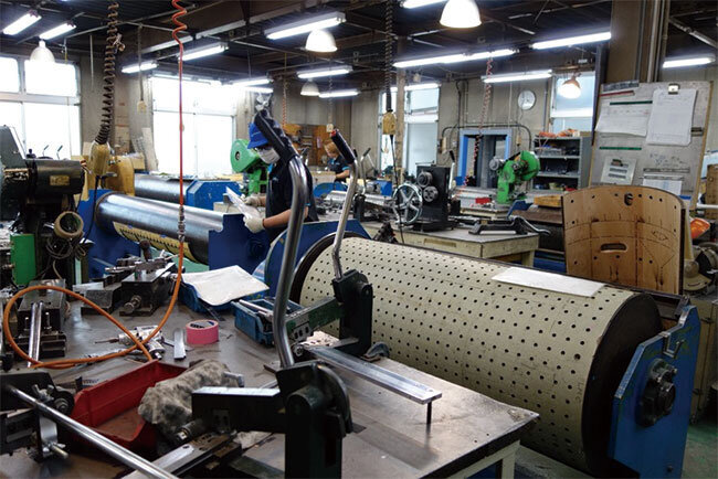 円筒抜型を取り付けるローラー。必要に応じて納入先で微調整を行う。