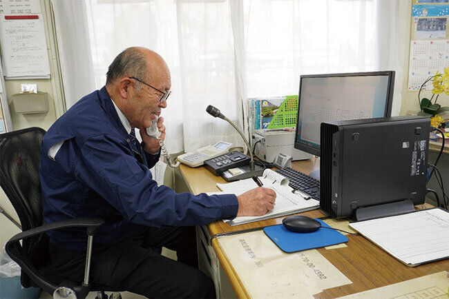 電話応対と配車業務に取り組む加藤義隆社長