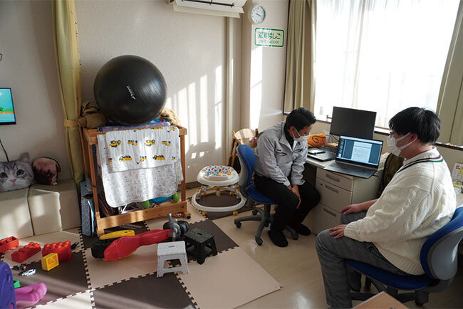 社長室の隣に設けられている子どもを見ながら仕事ができる仕事スペース。社員同士の打ち合わせにも利用される