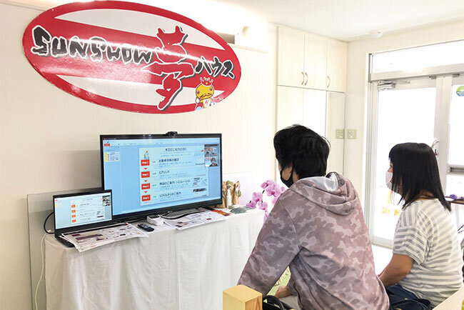 来店客はモニターを通じて社員と打ち合わせを行う