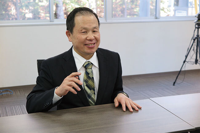 「地域に笑顔を　働く人に欣（よろこ）びを」と将来ビジョンを語る堀内理事長