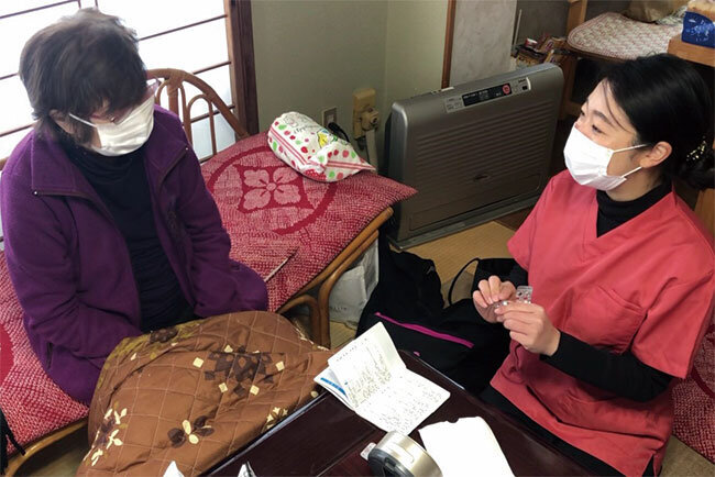 打ち解けた笑顔で利用者と会話する宮坂社長