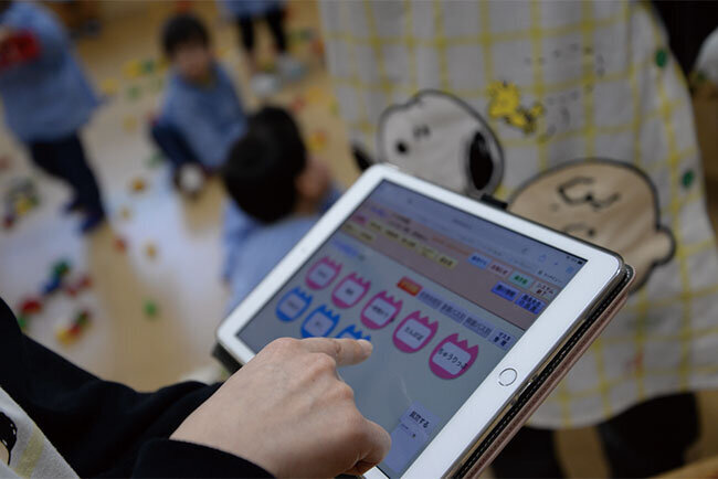 各クラスの担任はタブレットやパソコンを利用して、保育時間の合間に出欠管理や日常の生活記録を入力できる