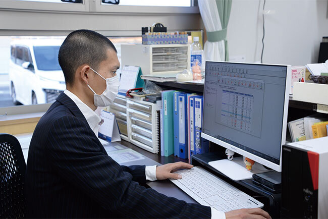 職員の勤怠管理はタイムカード打刻と手計算を廃し、ICカードで自動記録・計算されるシステムにシフトした