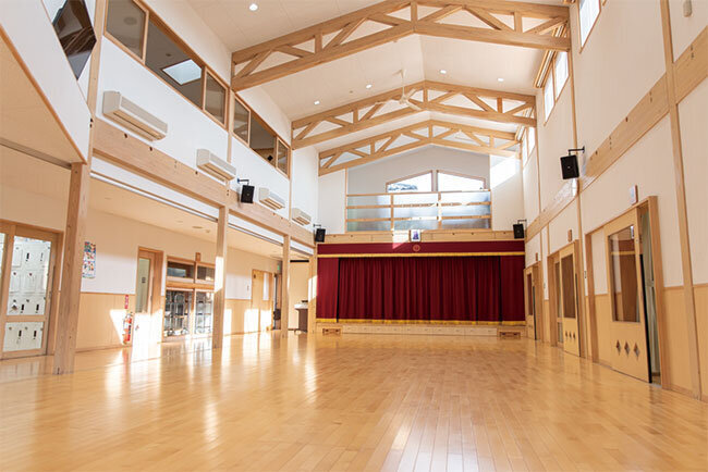 木の温もりあふれる園舎は2016年に落成。吹き抜けの広々とした空間が開放感たっぷり。