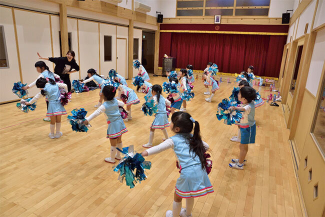 チアダンスに参加する園児たち