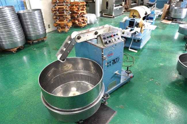 工場に並ぶそうめんを生産するための機材