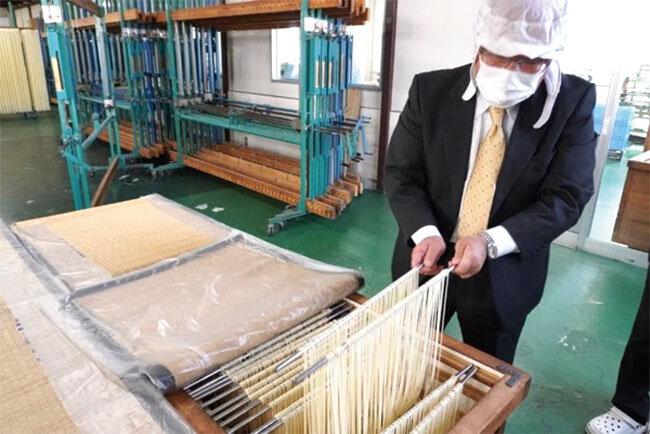 よし井のそうめんの特色について説明する𠮷井雅之社長