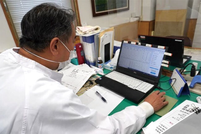 そうめんの生産データをパソコンでチェックする様子