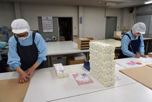 ギフト商品の出荷作業に取り組む様子