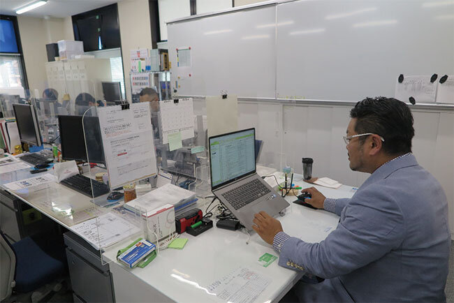 新しいサーバーを活用して執務中の大池社長