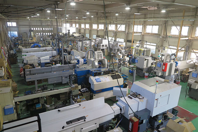 必要な製造設備がぴたりと収まった新工場は明るく清潔だ