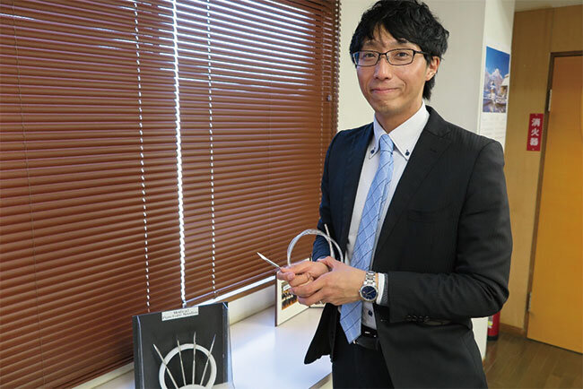 同社が開発した医療用刃物・ドレナージ用穿刺針を手にする山形政貴氏