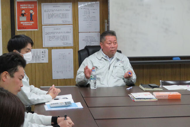 社員と積極的に意見交換する真島徳幸社長