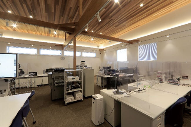 シンプルでクールな外観に対して木材も多用した温かみのある内観。ロフトも配し、開放的な空間が広がっている