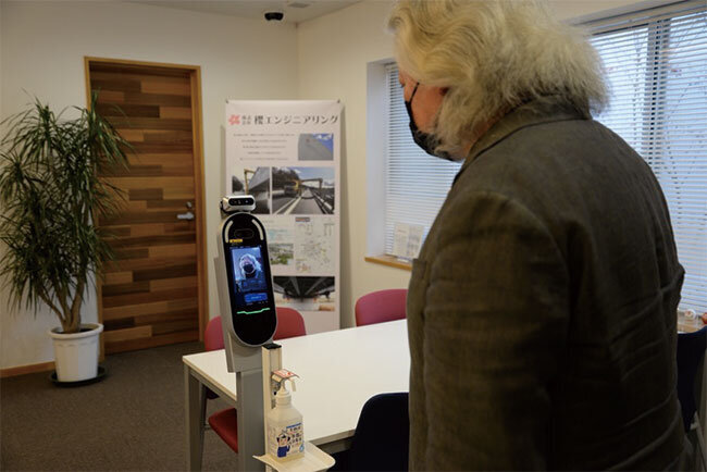 即時に体温計測ができる高感度の顔認証のデジタルセンサー。勤怠管理のシステムにも連動しており、データはクラウドに集約される