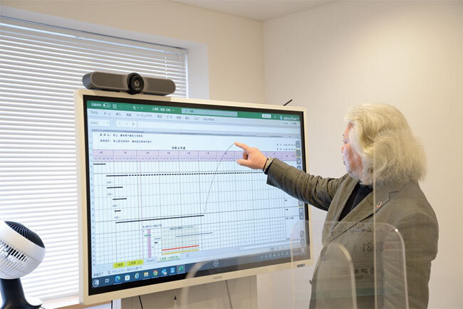 電子ホワイトボードには直接書き込みができ、保存や出力も可能だ。無線LANの活用により、各自のパソコンの画面を共有することもできる