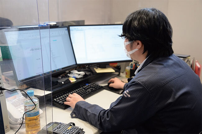 図面を広げながらの作業が多く、モニター2台使いが主流だ