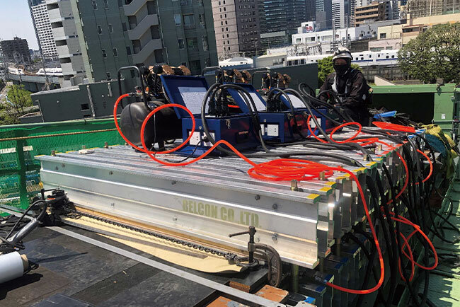 現場に設置されているベルト加硫機