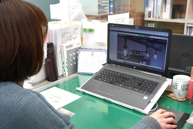 ホームページを編集する様子