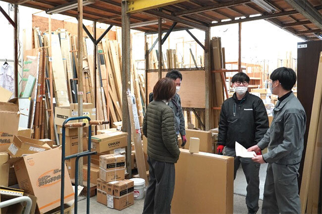 打ち合わせをする若手社員たち