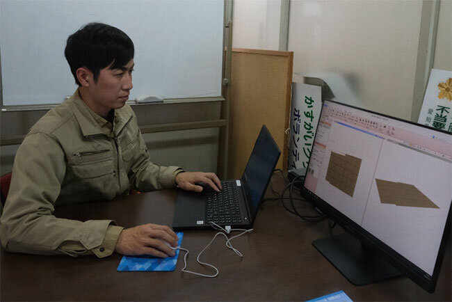 三次元設計の図面データをチェックする鶴留専務