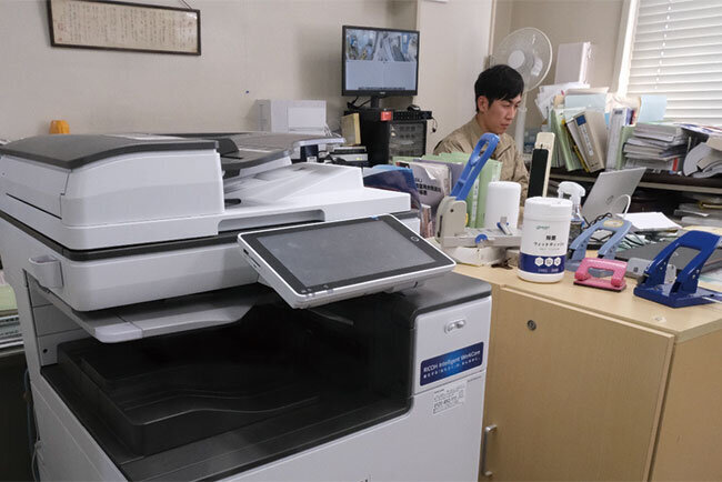 証憑電子保存サービスに対応した複合機も導入済のオフィス