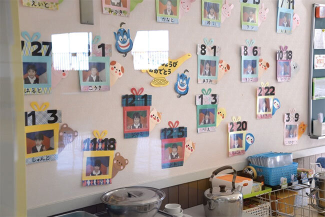 各教室に掲示されている華やかな掲示物。一つひとつが先生たちの手作り