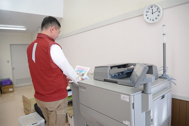 保護者への毎月の「お便り」は紙ベースとPDFを併用。さまざまな用紙で出力できるマルチプリンターは欠かせない