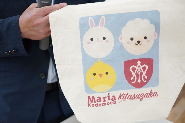 2022年に「マリアこども園 きたすざか」がオープンした際、関係者に配られたオリジナルトートバッグ。園の布プリンターで出力したもの